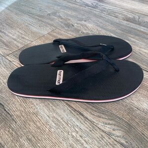 Hari Mari Womens Size 11 Flip Flops Black Striped Excellent Condition